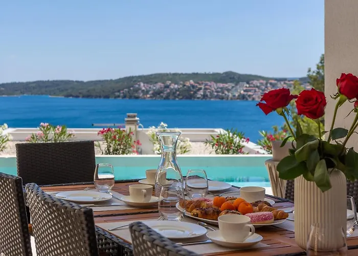 Adria View With Heated Pool Ii Вілла Трогір