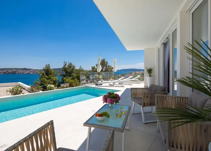 Adria View With Heated Pool Ii Vila *